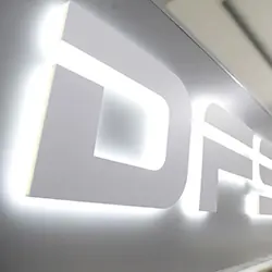 insegna a luce riflessa con logo a rilievo