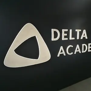 Insegna con logo in plexiglass