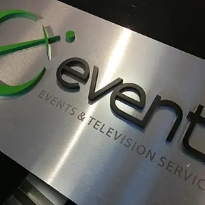 alluminio logo a rilievo