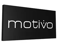 Insegna luminosa in alluminio con logo intagliato