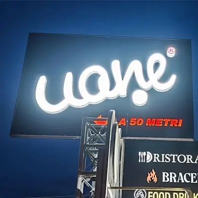 Insegne luminosa con lettere a rilievo