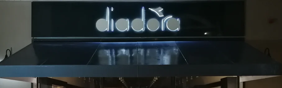 Insegna con logo in 3D a luce riflessa 