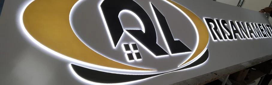 Insegna con logo in plexiglass a rilievo 