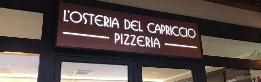 Insegna luminosa in alluminio con logo intagliato